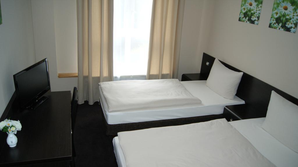 Hotel Pension Eberty Berlin Extérieur photo