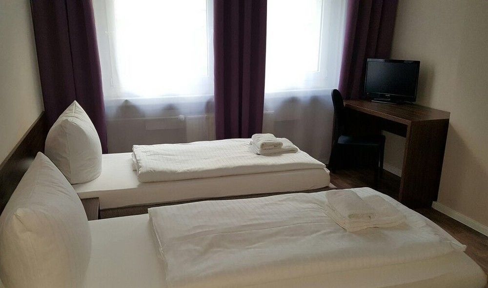 Hotel Pension Eberty Berlin Extérieur photo