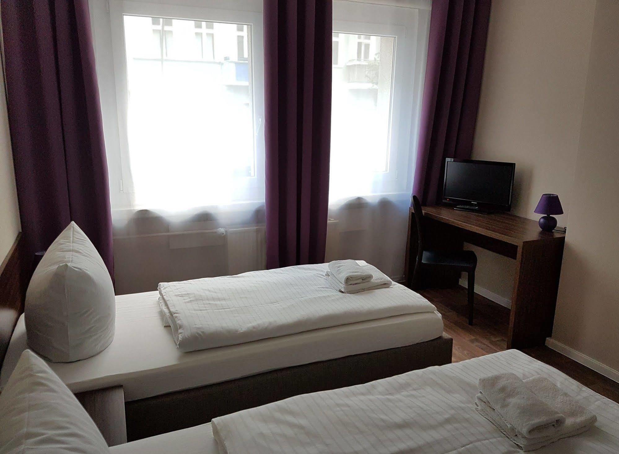 Hotel Pension Eberty Berlin Extérieur photo