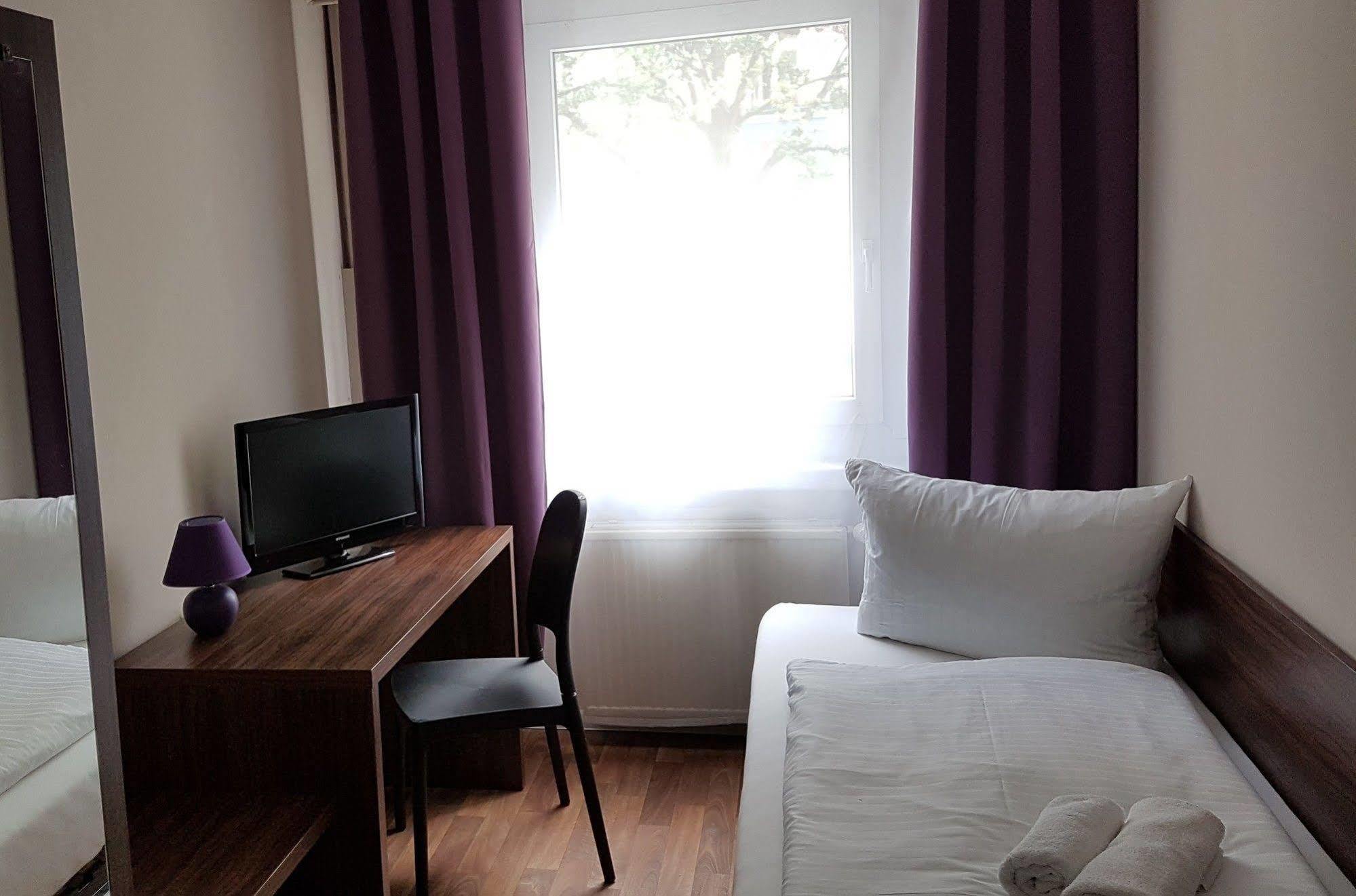 Hotel Pension Eberty Berlin Extérieur photo