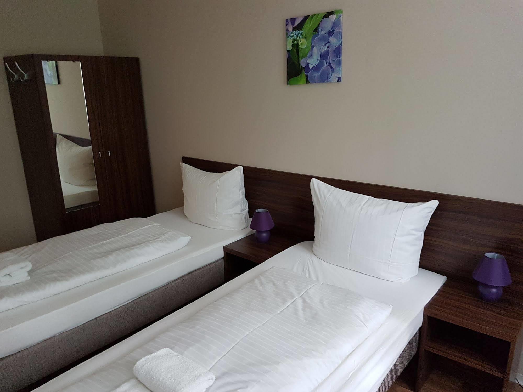 Hotel Pension Eberty Berlin Extérieur photo