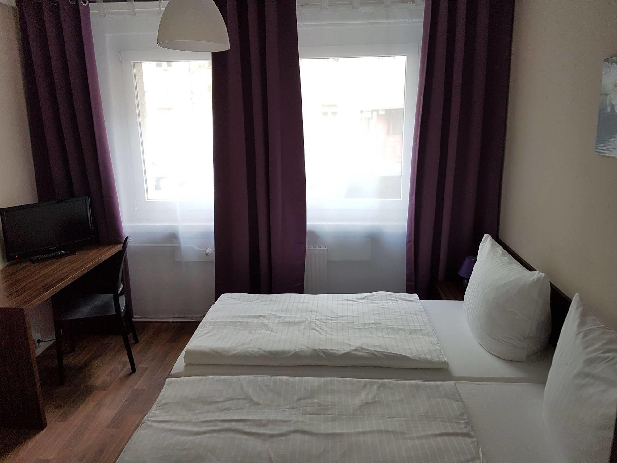 Hotel Pension Eberty Berlin Extérieur photo