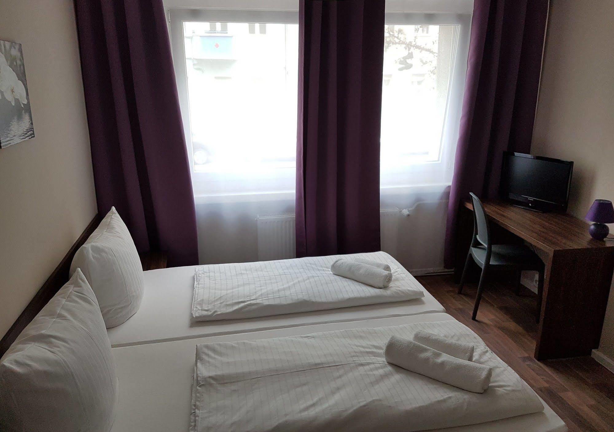 Hotel Pension Eberty Berlin Extérieur photo