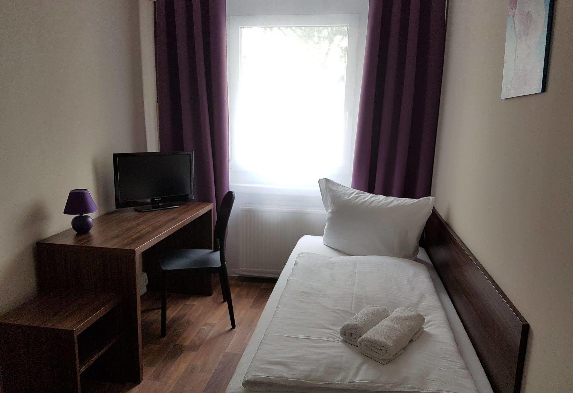 Hotel Pension Eberty Berlin Extérieur photo