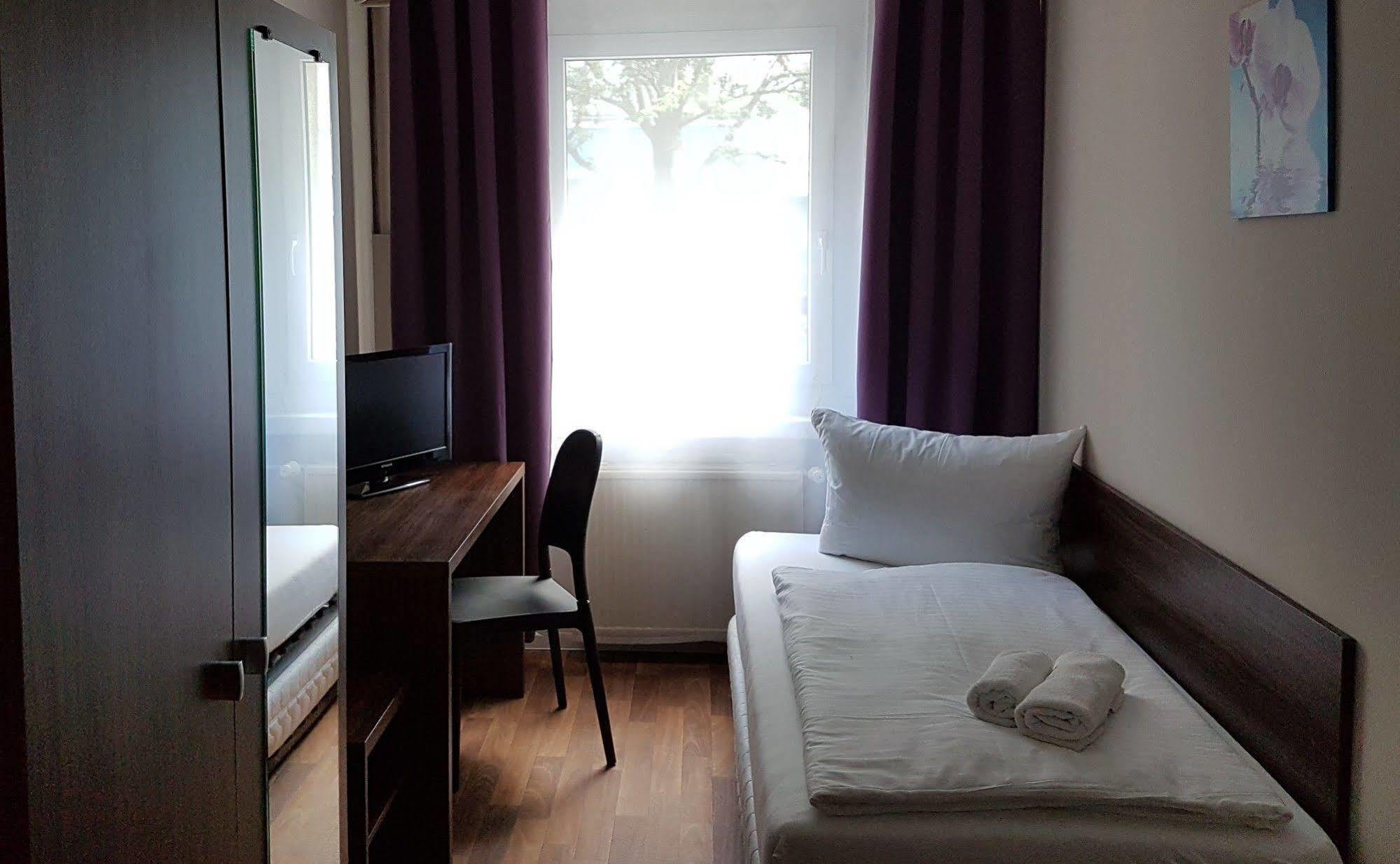 Hotel Pension Eberty Berlin Extérieur photo
