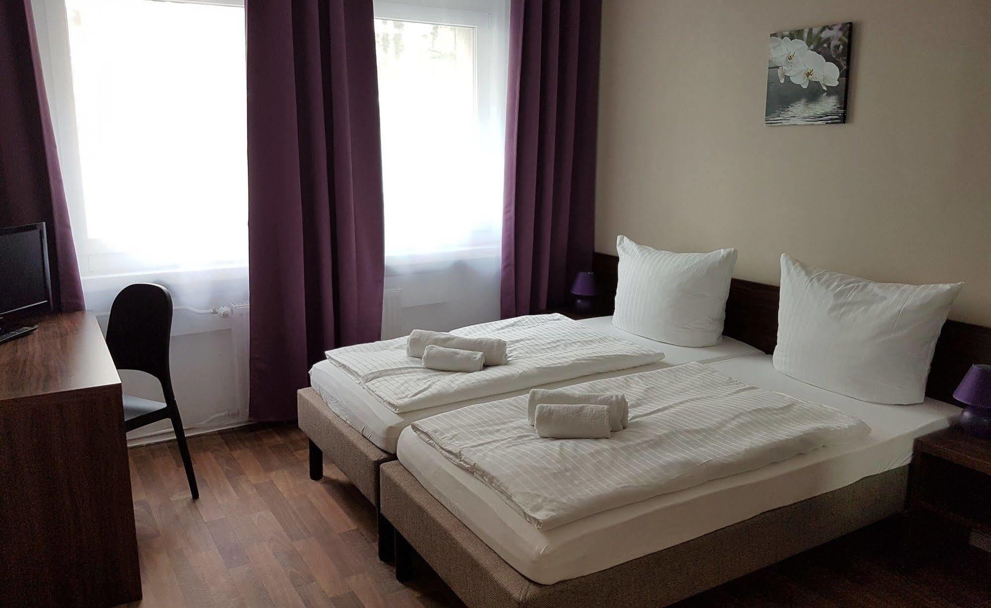Hotel Pension Eberty Berlin Extérieur photo